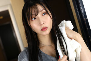 【巨乳 中出し】【VR】上の階の人妻さんは、雨天を理由にボクを誘惑する。しっとり濡れた官能ボディに踊らされ、精巣を貪るキラー騎乗位で気が済むまでオカされました。401号室 ゆかりさん│KMPVR-彩-│savr00603