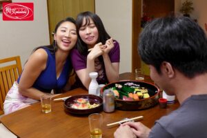 【巨乳 中出し】帰省先で再会した下品おばさん二人とまさかの相部屋。W巨乳に挟まれながら密着汗だくで痴女られた僕。 真木今日子 本真ゆり│痴女ヘブン│cjod00257