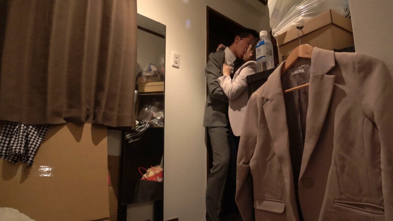 【巨乳 中出し】我慢できない…玄関セックス 扉一枚隔てた向こうは外。バリキャリOLの汚部屋でNGR 一条みお│モロトフ│h_1787bdst00064