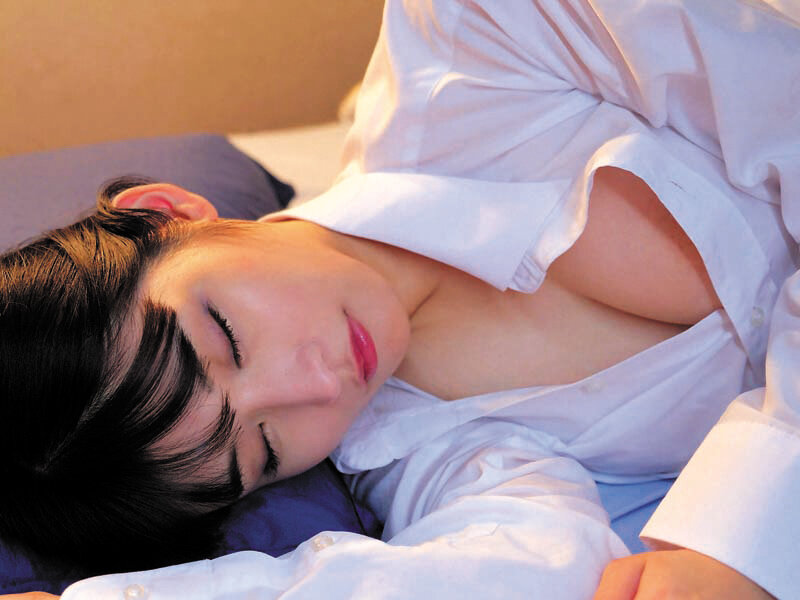 【巨乳 中出し】数年ぶりに再会した妹は巨乳美人に成長していて…隣で眠る無防備な姿に我慢できず夜な夜なイタズラしてしまいました 胡桃さくら│ヨリヌキ│yrnkmtndvaj00647
