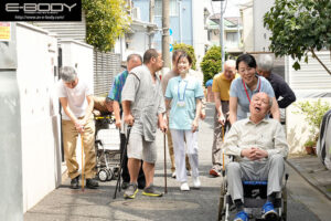 【巨乳 中出し】優しくて断れない人妻介護士は 真っ白な女体を高齢者に貪られ… 濃厚こってり計16P乱交 柏木ふみか│E-BODY│ebwh00267