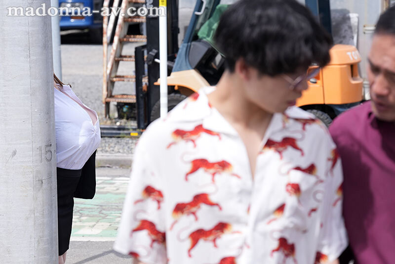 【巨乳 中出し】この大きな『任務（ミッション）』にはデカすぎる―。 Mcupに妨げられて潜入‘不能’…。人妻潜入捜査官 電信柱からハミ出てしまう悩ましき爆乳―。 叶愛│Madonna│juq00963