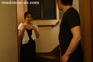 【巨乳 中出し】義父の3回忌、妻の実家で美しい義母・桃子さんと夏の暑さで理性が狂った僕。 3泊4日の汗だく帰省中出し生活―。 一色桃子│MONROE│roe00040