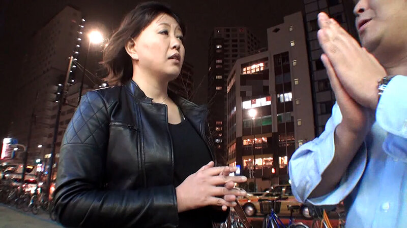 【巨乳 中出し】帰宅途中のぽっちゃり奥様に試写してもらいたいとナンパ！ごく普通の奥様に実は過激なAV鑑賞をしてもらいエッチまでできるか！？│即ヌキ│h_1724a084g00004