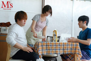 【巨乳 中出し】夕飯は冷蔵庫にカレー入ってるから適当にチンして食べてね…それじゃあお母さんセックスしてくるね。 玉城夏帆│M’s video Group│mvsd00564