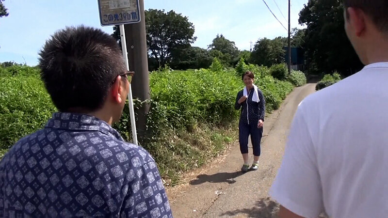 【巨乳 中出し】東京から田舎に撮影にきたナンパ隊！散歩中の色白熟女をナンパしてお宅拝見！そのまま3P乱交中出しSEX！│即ヌキ│h_1724a107g00007