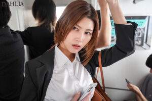 【巨乳 中出し】勝ち気な母親を俺が雌にします シリーズ累計売上9万部越え超人気コミックを実写化！ 美乃すずめ│DAHLIA│1dldss00483