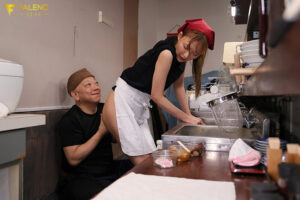 【巨乳 中出し】時給アップのためにオジサン店長の濃度高めのねっとり愛撫と年齢に逆らうバリカタち〇ぽSEXでアクメる巨乳看板娘は中出しも仕事もできる。 藤井蘭々│FALENO star│1fns00104