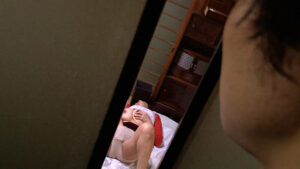 【巨乳 中出し】激しいオナニーで自分を慰める欲求不満の超巨乳母さん！そんな母を慰める親孝行な愚息との禁断情事！│即ヌキ│h_1724a127g00008