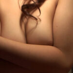 【巨乳 中出し】若い身体を持て余す結婚1年目の若妻さん！キレイな美乳を堪能したら、ねっとりフェラでお手伝い！いつもは生っていうもんだからゴムは外して肉棒挿入！│即ヌキ│h_1724v076i00007