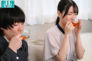 【巨乳 中出し】マジックミラーNTRエステ 隣で美乳スレンダーな彼女が寝取られているのに、僕は巨乳お姉さんの凄テクに抗えず、生中セックスしてしまった。 竹内有紀 宮西ひかる│HHHグループ│hsoda00120