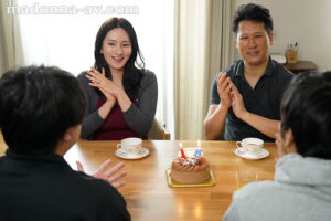 【巨乳 中出し】子供2人が巣立った我が家、18年ぶりに夫婦二人きり、狂おしいほど貪り合うセックス。 木村玲衣│Madonna│jur00824