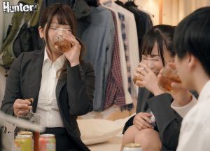 【巨乳 中出し】『ねぇ～どっちのマ○コが気持ちいい？』ダブルピストン騎乗位＆ダブル巨乳サンドされながら巨乳すぎる先輩女子社員とまさかの3P！どっちのマ○コ…│HHHグループ│huntb00187
