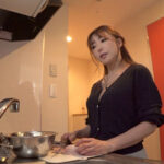 【巨乳 中出し】素人妻が一般大学生の自宅にコンドーム1つ渡され一泊 一度のゴム姦では満足できず宿泊中2度もガチ中出しを許してしまう 騎乗位がお好きな四十路Hカップ妻 ななおさん42歳│COSMOSPICTURES（ソフト・オン・デマンド）│1hawa00252