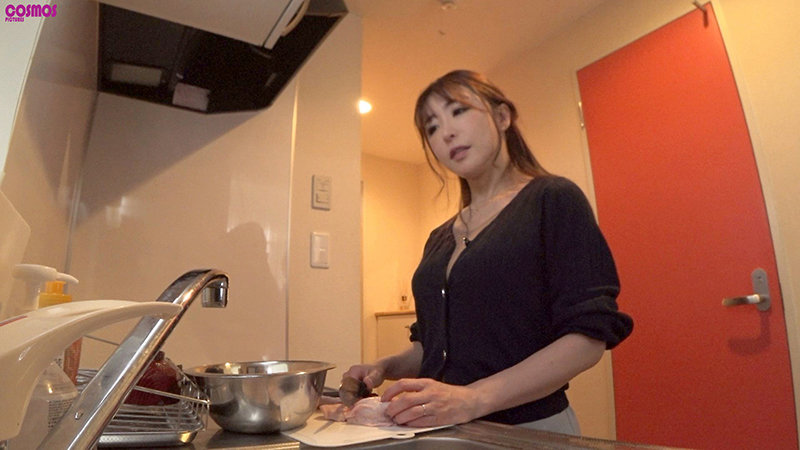 【巨乳 中出し】素人妻が一般大学生の自宅にコンドーム1つ渡され一泊 一度のゴム姦では満足できず宿泊中2度もガチ中出しを許してしまう 騎乗位がお好きな四十路Hカップ妻 ななおさん42歳│COSMOSPICTURES（ソフト・オン・デマンド）│1hawa00252